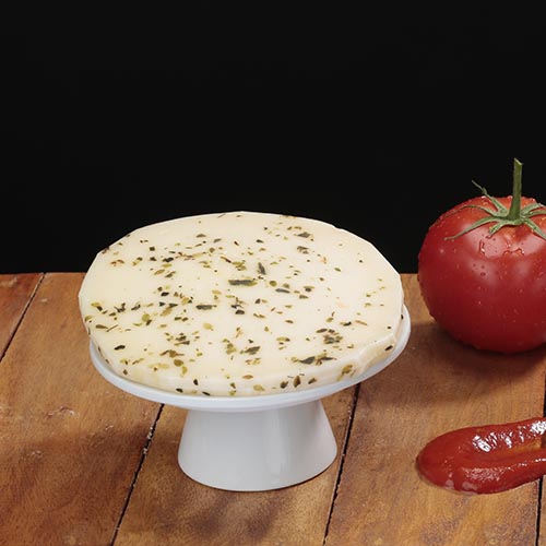Porció de Provolone Dolce amb orenga (150g), envasat al buit.