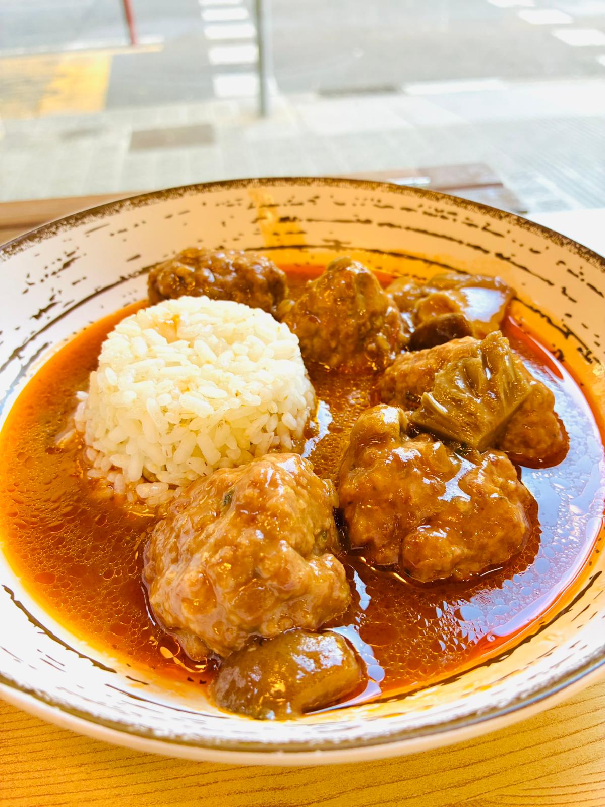 Barcelona Degustación Albóndigas con salsa de setas arroz
