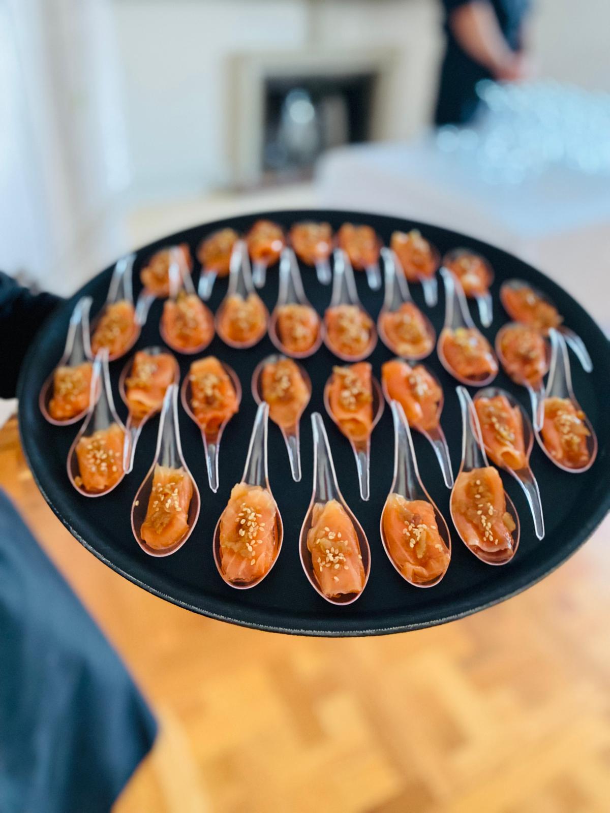 Cucharillas de Salmon - Menú formato cóctel catering para bodas Barcelona