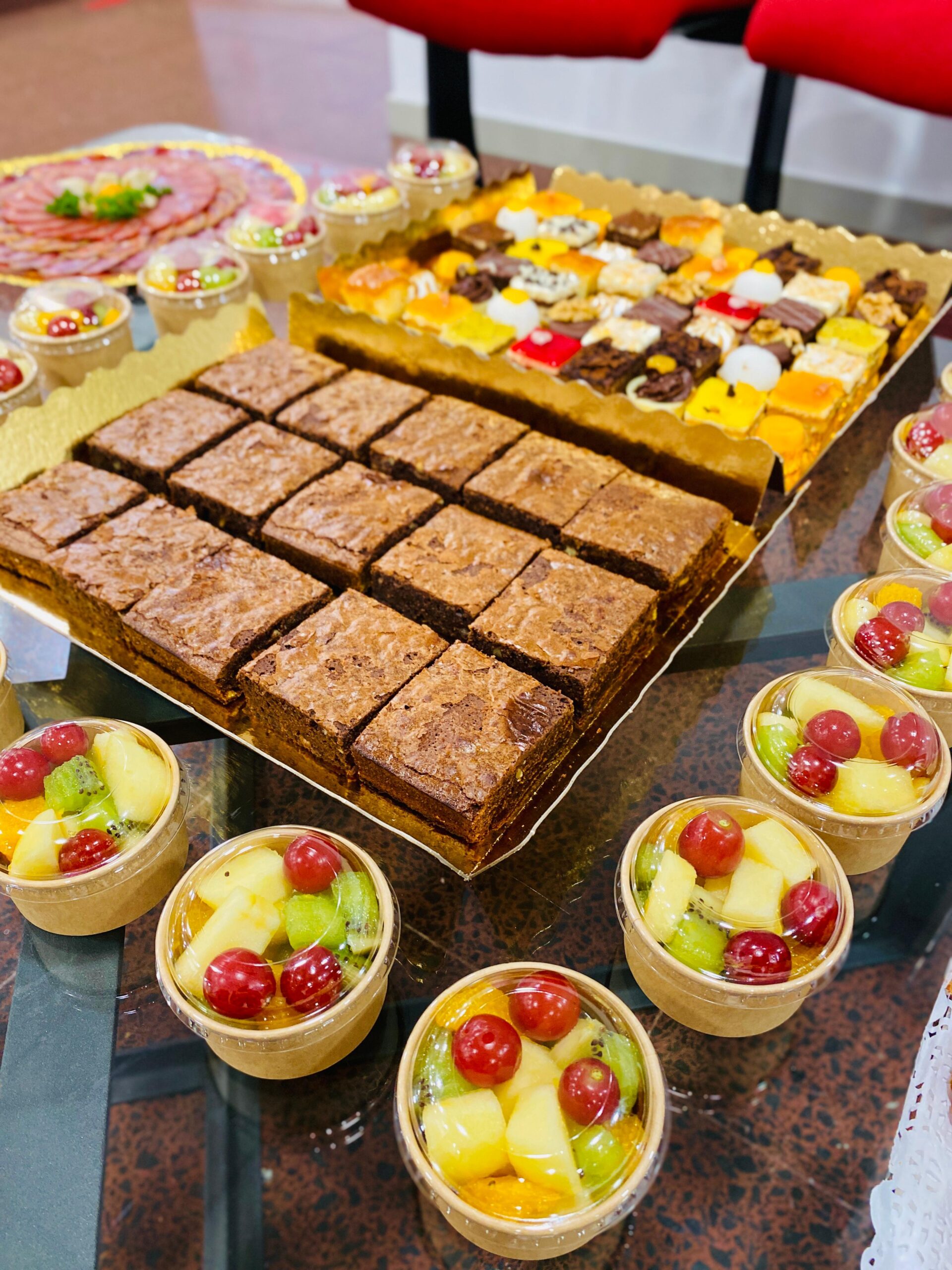 Catering Barcelona - Brownies de chocolate y mini macedonias de los menus 1 y 3 de desayuno o merienda. Los otros postres se podría pedir aparte.