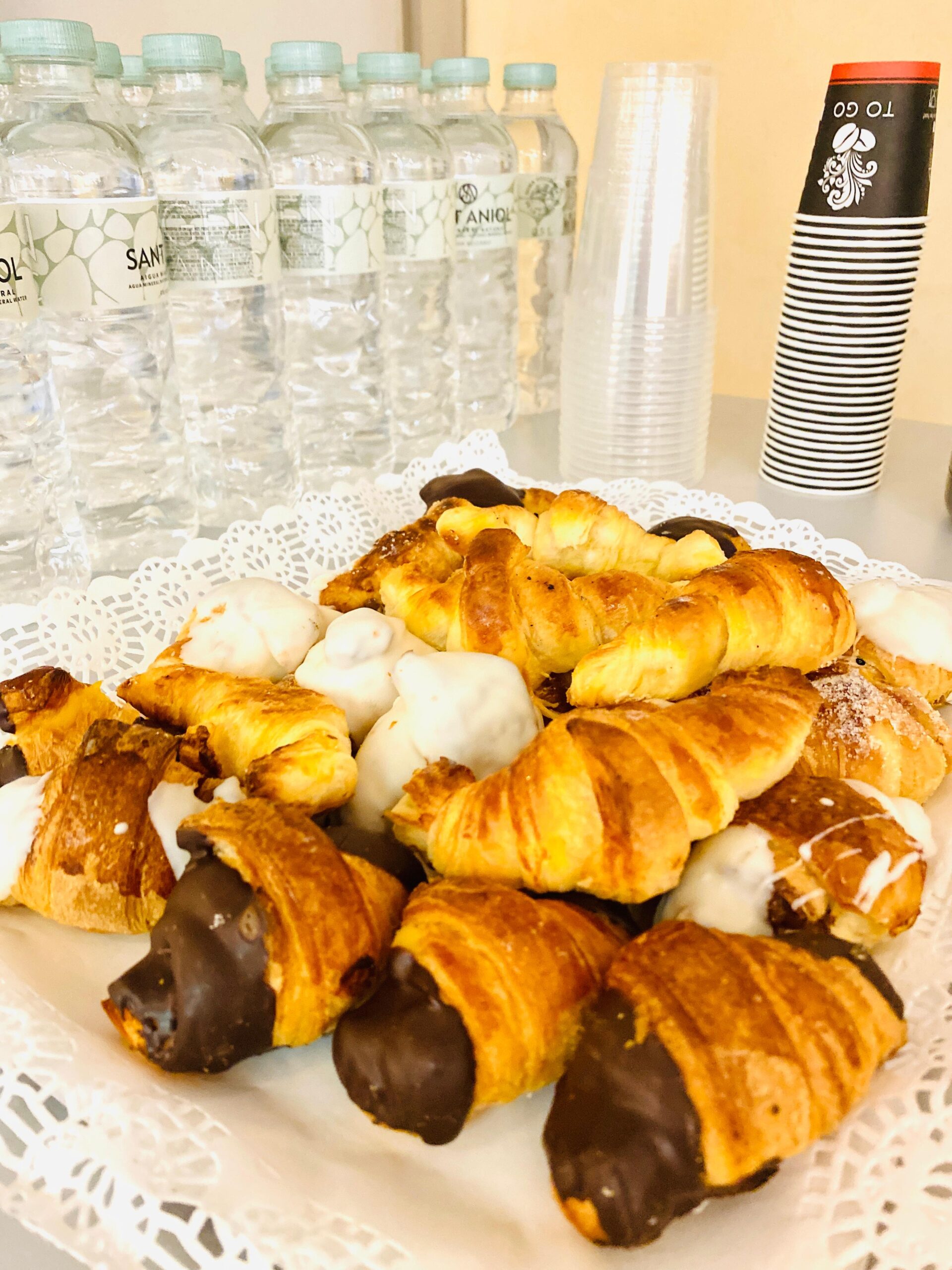 Catering Barcelona Desayuno o Merienda Mini croissants artesanos variados y aguas al fondo (bebidas opcionales)