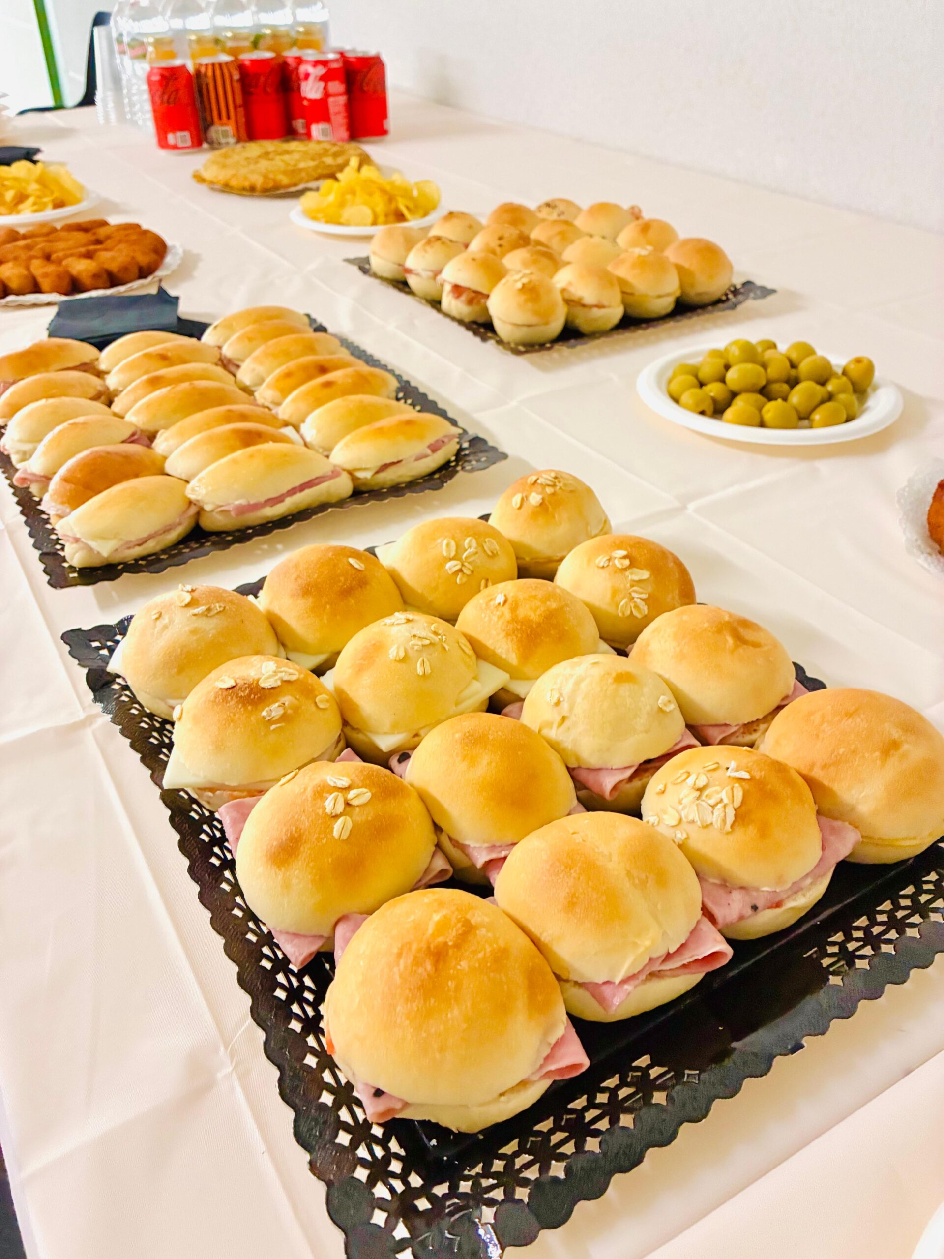 Catering Barcelona Desayuno o Merienda - Mini bocadillos variados y mini brioches Las olivas se podria pedir aparte.