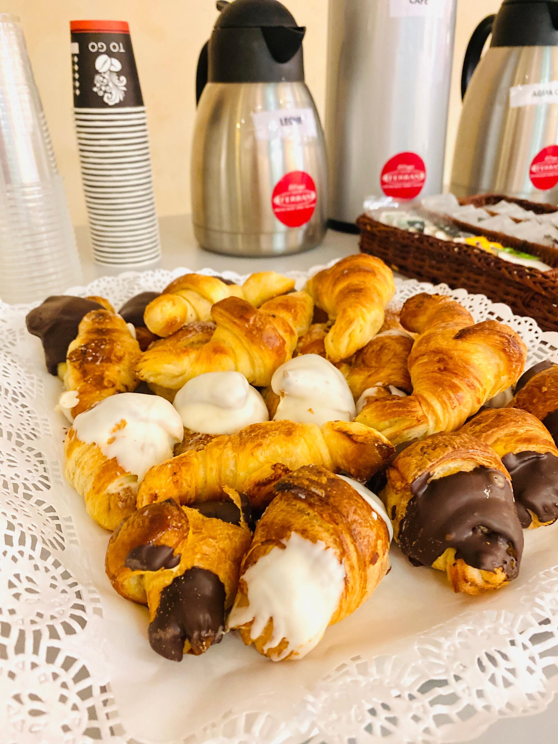 Catering Barcelona Desayuno o Merienda - Mini croissants artesanos. Se ven los termos, que estan como bebidas opcionales.