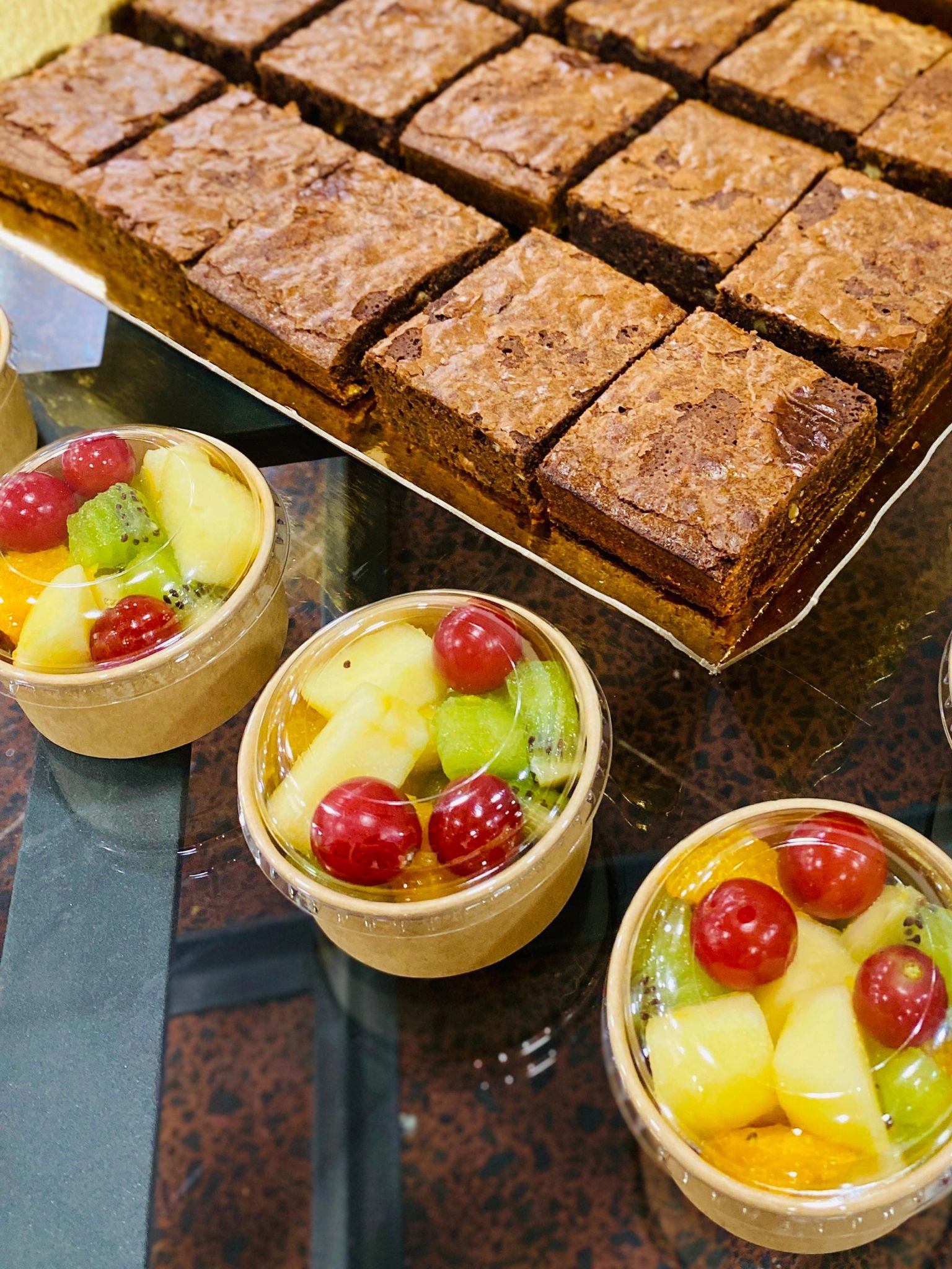 Brownie de chocolate y mini macedonia de frutas