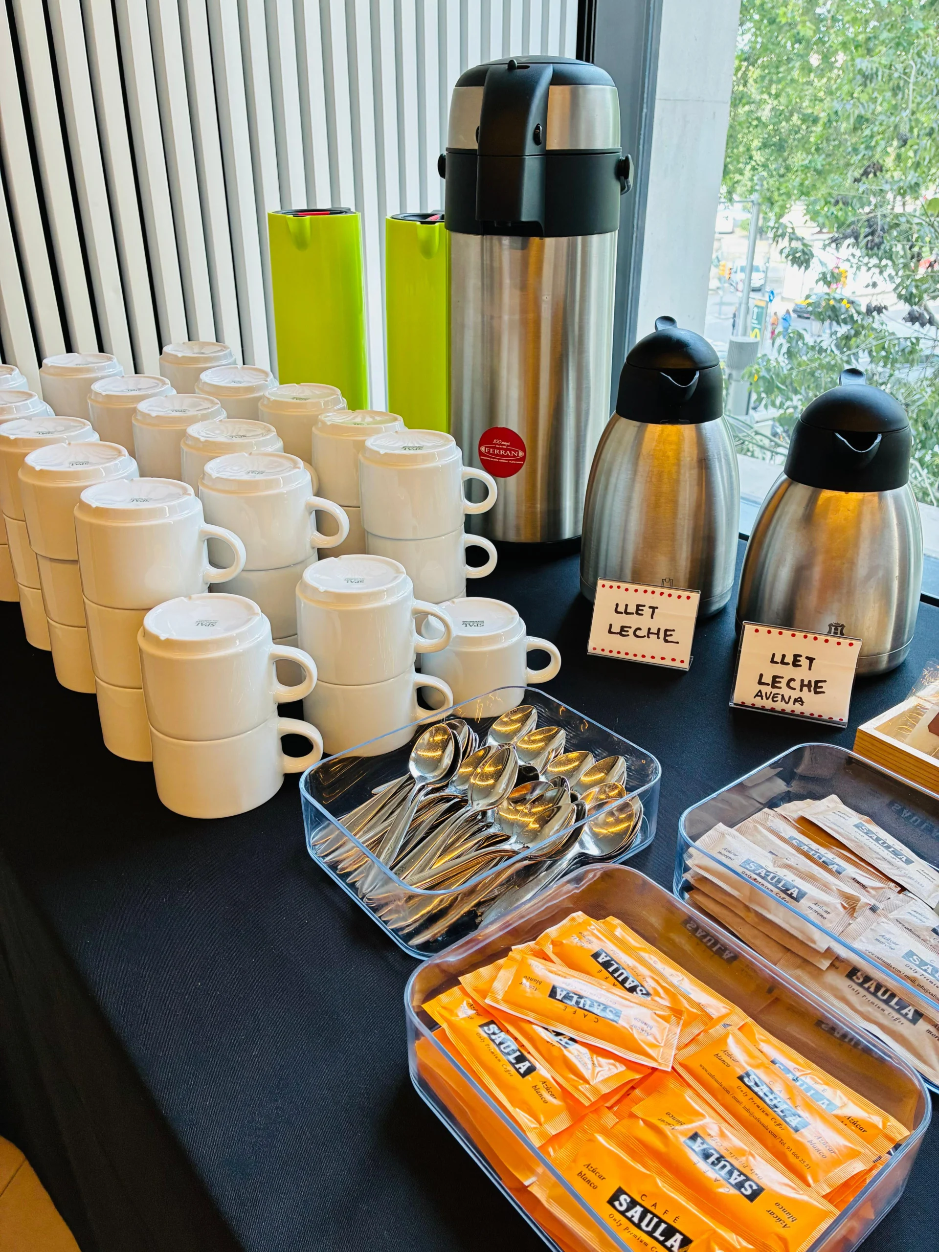 Bebidas calientes (café, té/infusiones, leche) - menú premium coffee break Barcelona