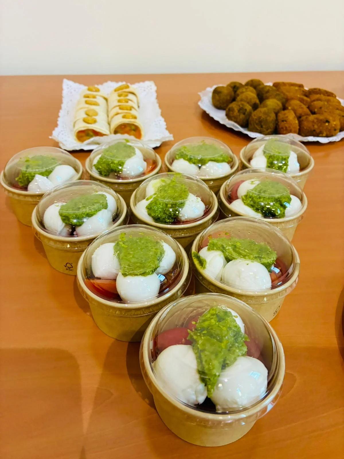 Mini amanida de mozzarella amb tomàquet cherry al pesto, apta per a vegetarians