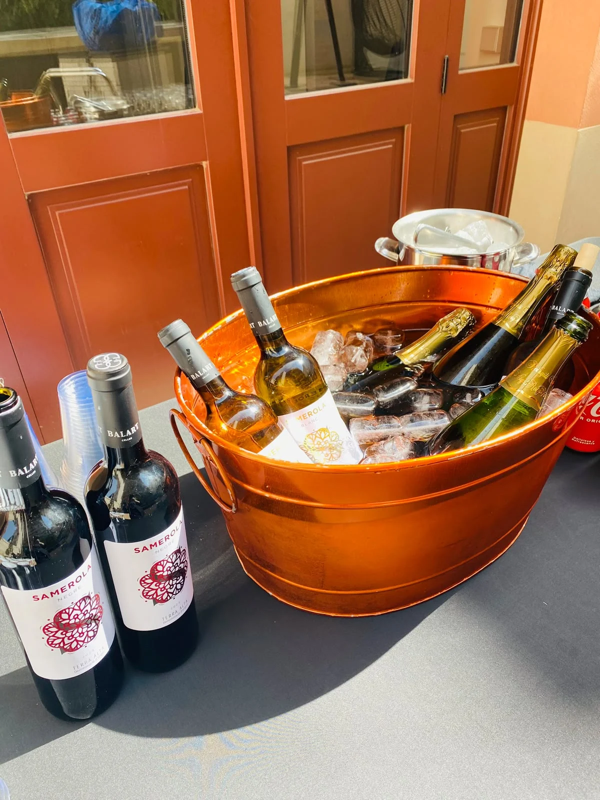 Servicio de bebidas: vinos y cavas en barreño con hielo
