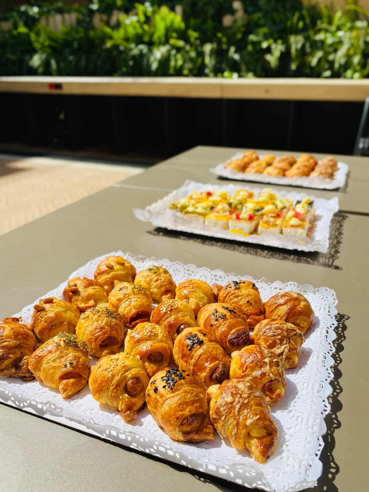 Bandeja de mini croissants rellenos salados
