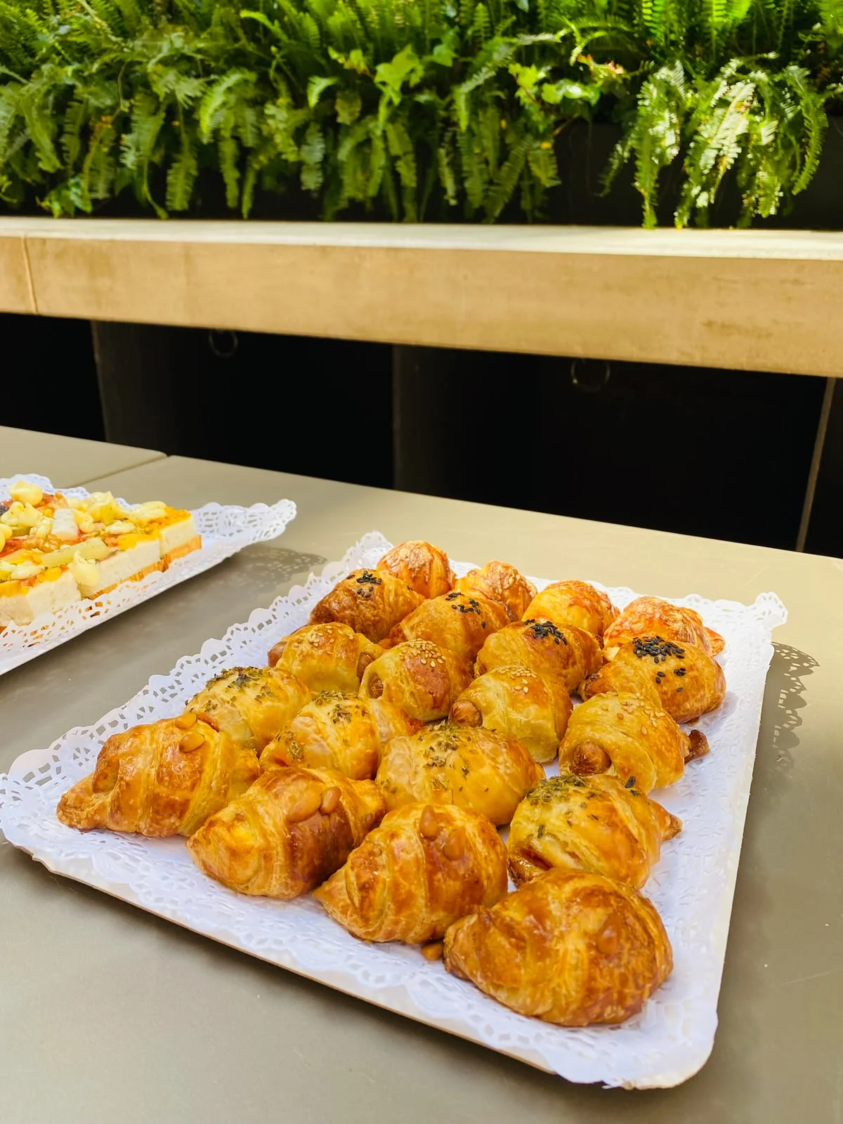 Surtido de mini croissants rellenos salados