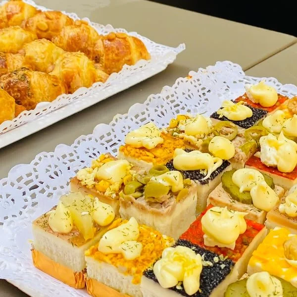 Bandejas de canapés y mini croissants
