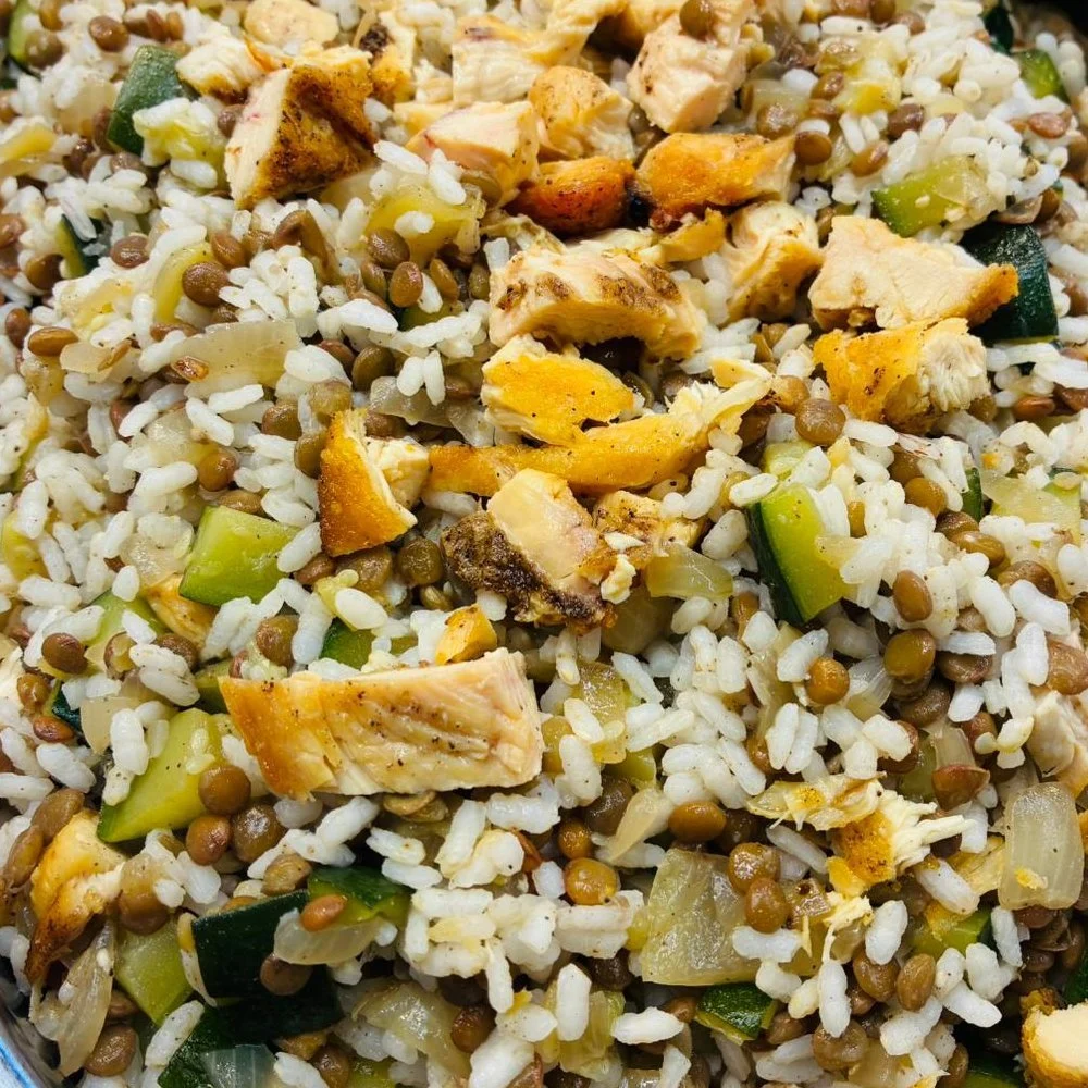 Ensalada de arroz con verduras y pollo