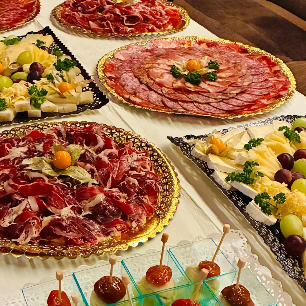 Mesa de pica-pica con embutidos, quesos y brochetas
