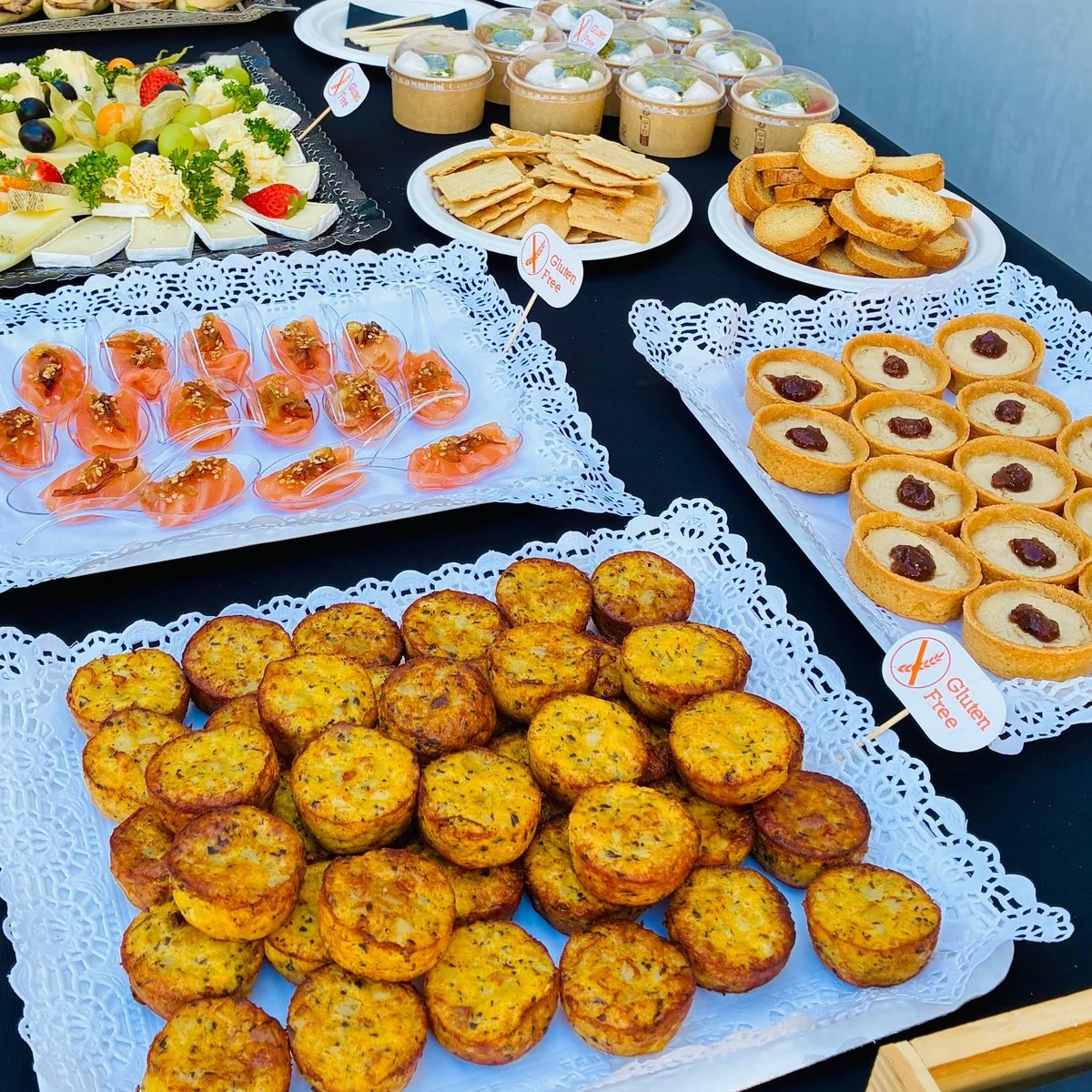 Mesa con variedad de productos de catering
